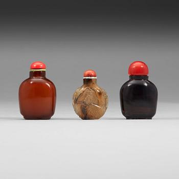 61. A group of three snuff bottles with stoppers, late Qing dynasty (1644-1912).