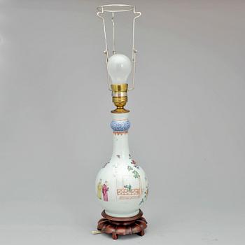 BORDSLAMPA, porslin, Kina, Qingdynastin 1700-tal.