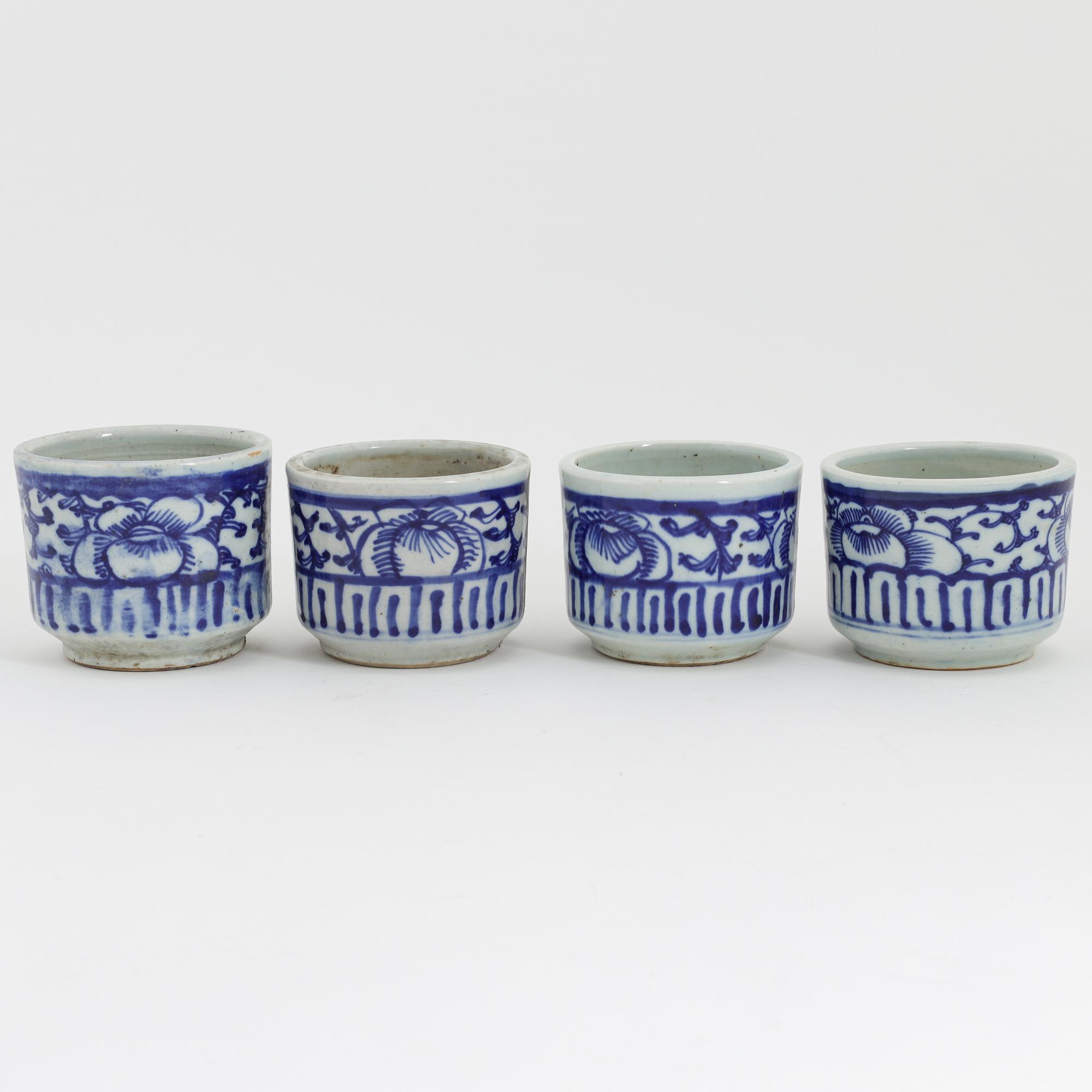 Fyra rökelsekar/ytterfoder, porslin, Kina, sen Qingdynasti, 18/1900-tal.