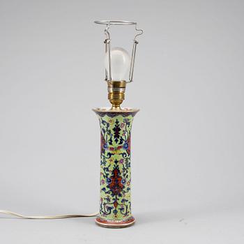 VAS/BORDSLAMPA, porslin, Kina, sekelskiftet 1800/1900-tal.