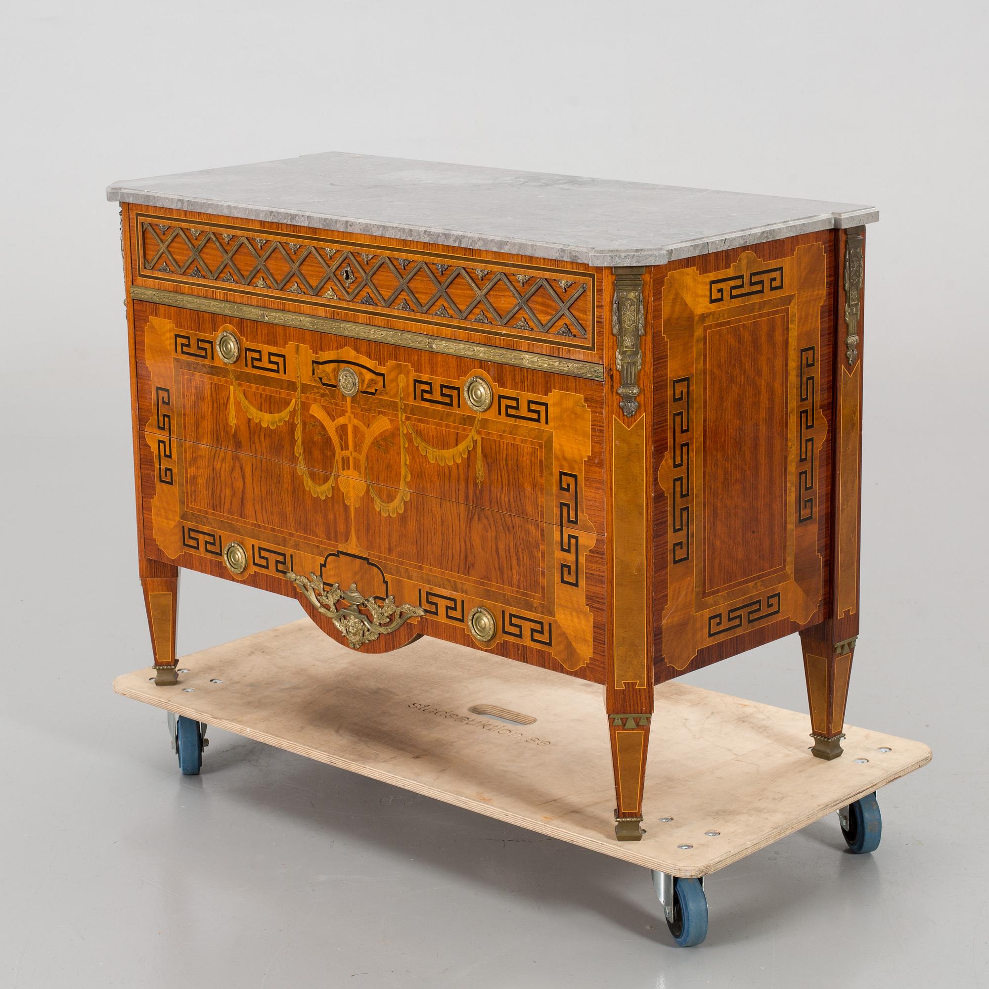 BYRÅ, gustaviansk stil, 1950/60-tal. Cites-intyg.