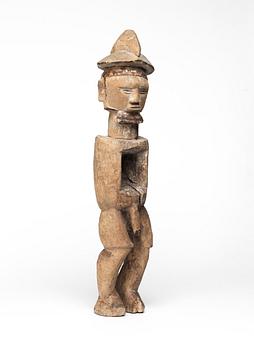 FETISCH. Trä. Teke-stammen. Kongo omkring 1950. Höjd 59,5 cm.