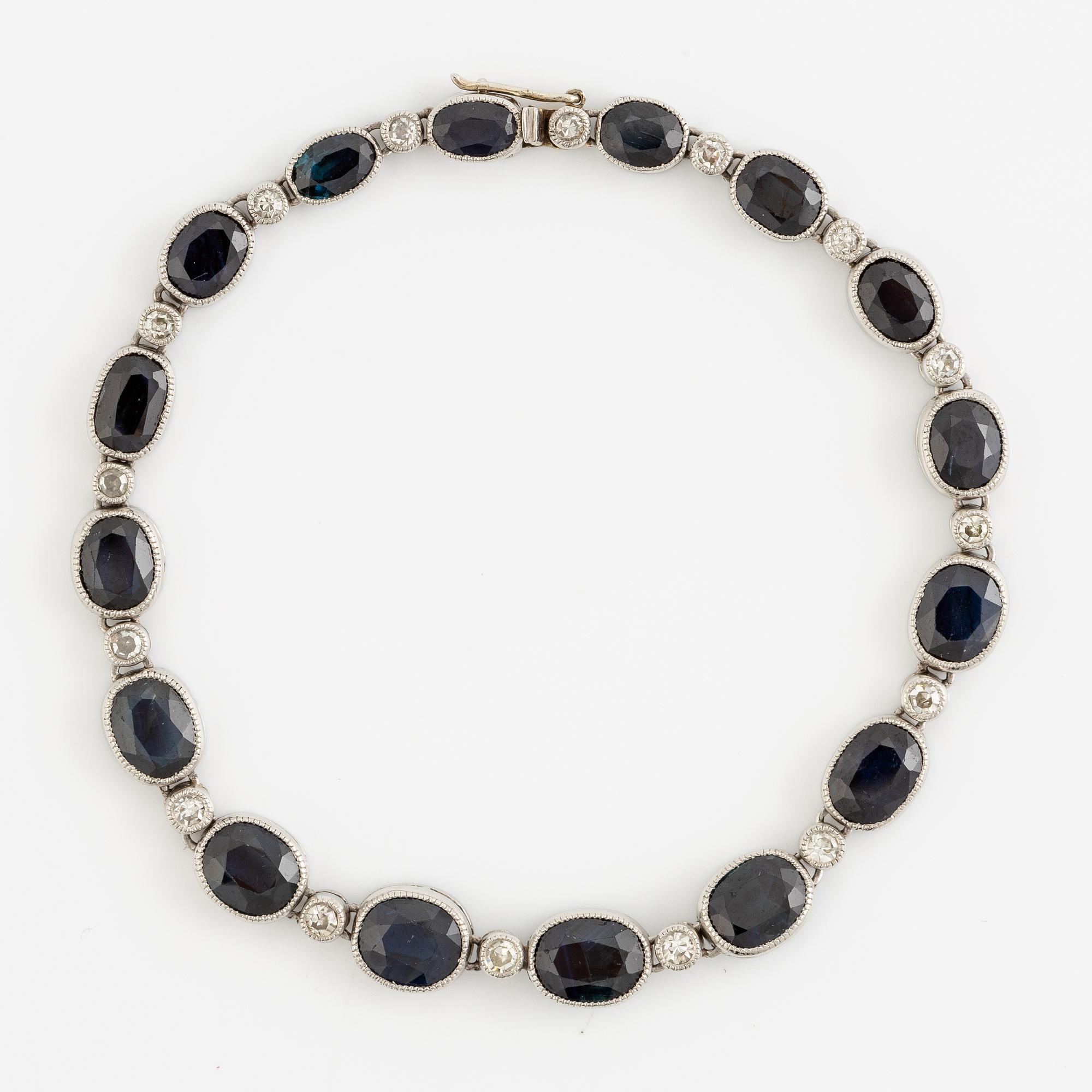 Armband, 18K vitguld med doserade ovala safirer och gammalslipade diamanter, Fransk stämpel.