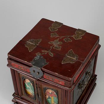 A 20th century chinese jewellery box.