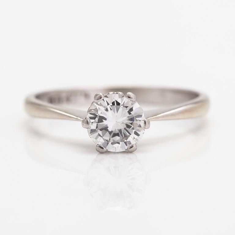 Ring, 14K vitguld och diamant ca 0.90 ct. Med intyg.