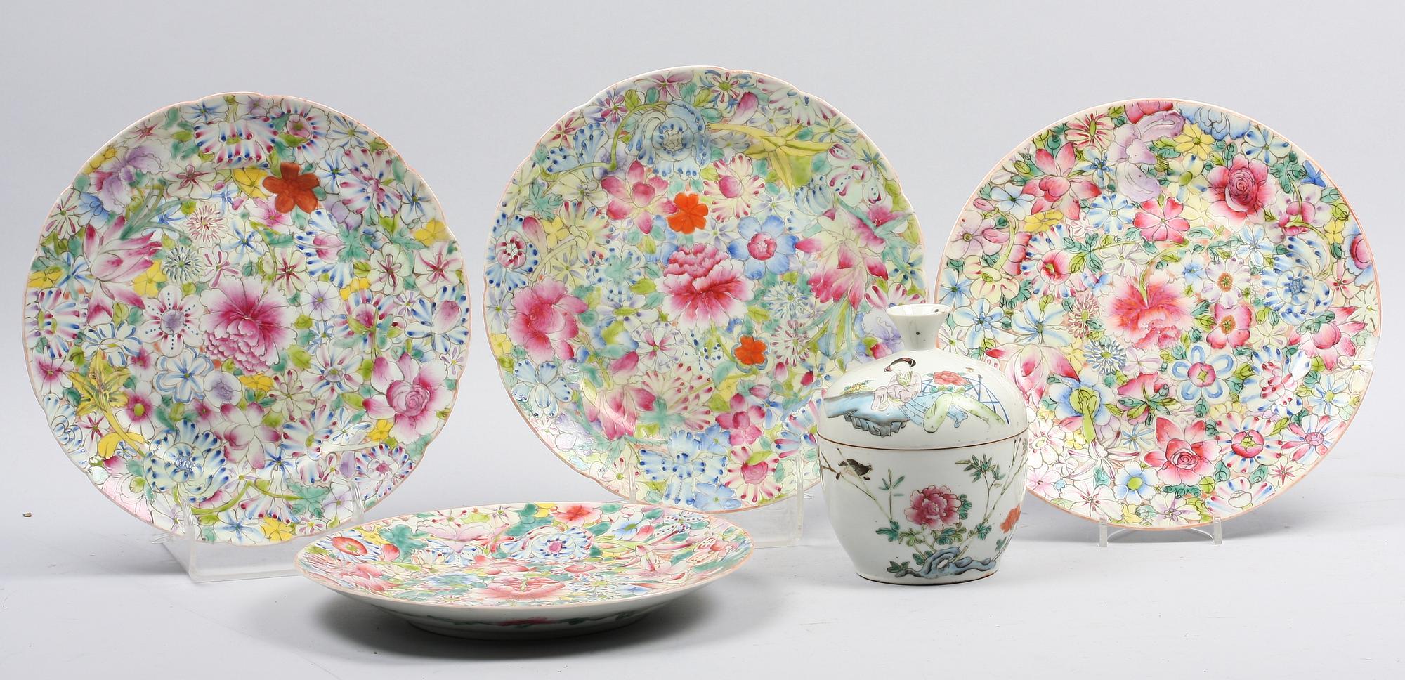 DOSA MED LOCK samt TALLRIKAR, 4 st, porslin, Kina,  1900-talets början.