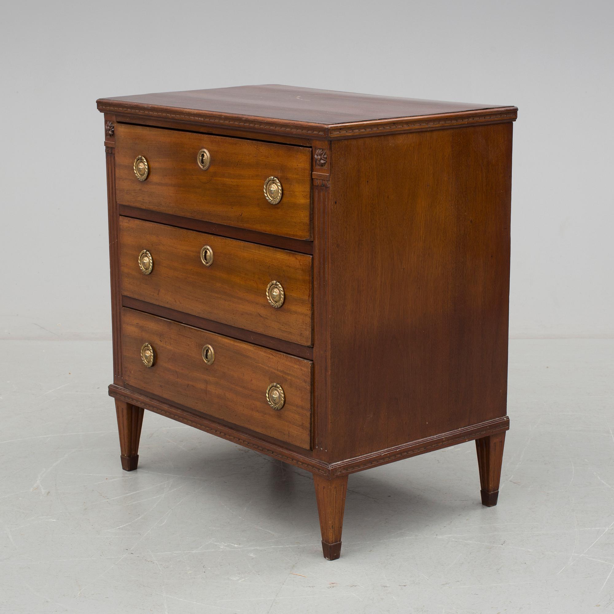 BYRÅ, sengustaviansk, omkring sekelskiftet 1800.