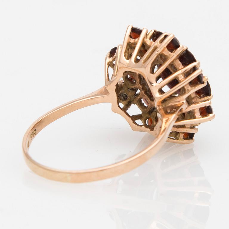 RING, fasettslipade granater, 14K guld.