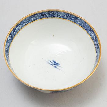 Twelve blue and white export porcelain plates and a bowl, Qing dynasty, Qianlong (1736-95).