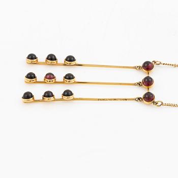 Pendant with chain in 18K gold set with cabochon-cut garnets, HK.