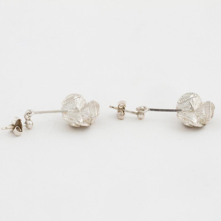 A pendant and a pair of earrings by Theresia Hvorslev, Mema, 1976.