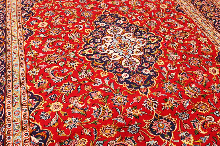 A Kashan carpet, a. 360 x 243 cm.