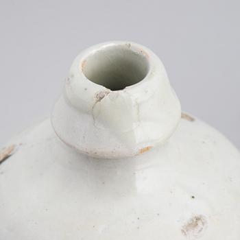 Sakeflaskor, 12 stycken, glaserad keramik, Japan, 1900-talets första hälft samt 1900-talets mitt.