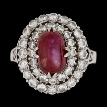 A cabochon cut ruby and brilliant cut diamond ring, tot. app. 1.40 cts.