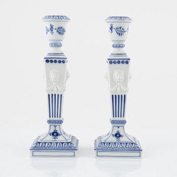 Royal Copenhagen, ljusstakar, ett par, porslin, "Musselmalet", Danmark, 1967-68.