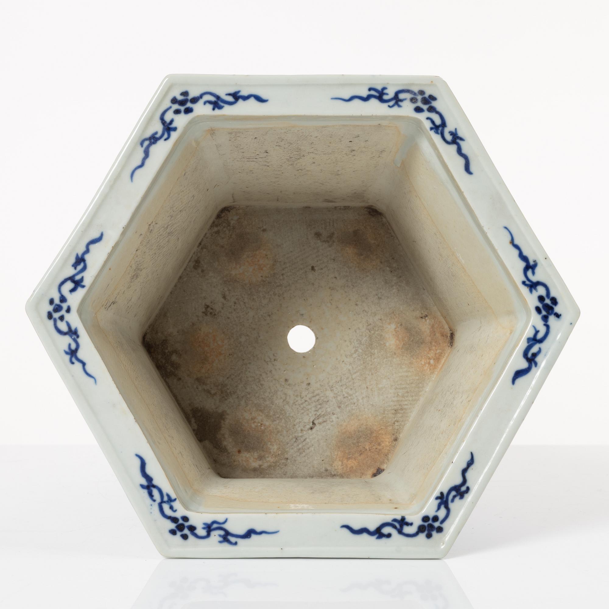 A Chinese blue and white porcelain flower pot, Qing dynasty, 19th century.