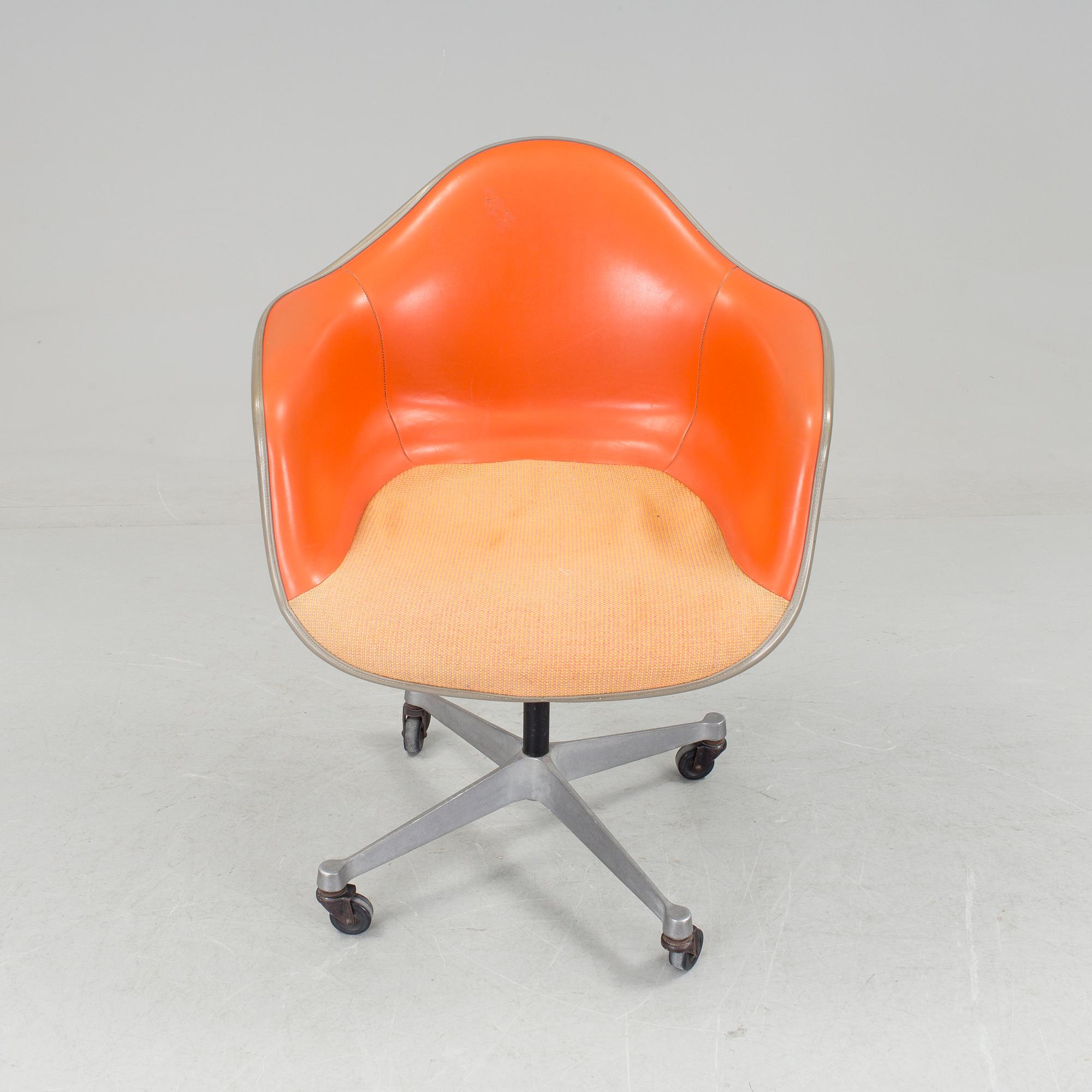 A CHARLES & RAY EAMES SWIWEL CHAIR FOR HERMAN MILLER, 1973.