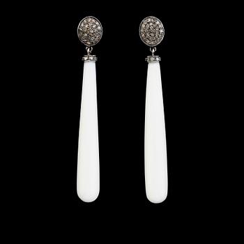 ÖRHÄNGEN, 1 par, silver, delvis förgyllt, diamanter tot ca 0.65 ct, vita agater.