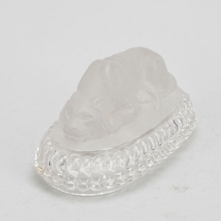 BREVPRESSAR/SKULPTURER, 3 st, gjutjärn, vitmetall, glas, 1800/1900-tal.