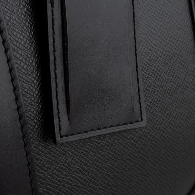 Louis Vuitton, a 'Taiga Kendall GM'.