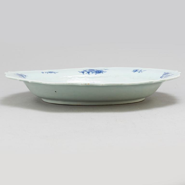 A large blue and white export serving dish, Qing dynasty, Qianlong (1736-95).