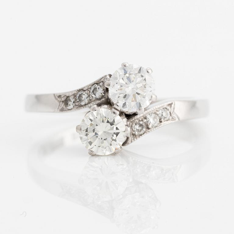 Ring 18K vitguld med två runda briljantslipade diamanter.