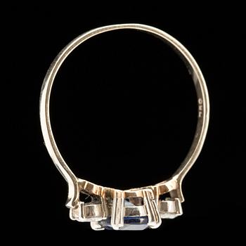 RING, 18k vitguld med safir samt två briljantslipade diamanter ca 0,30ct. Vikt ca 2g.