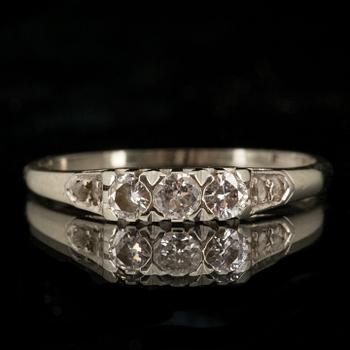 RING, 18 k vitguld med diamanter. Gustaf Dahlgren & Co, Malmö 1947. Vikt ca 1,3 gram.