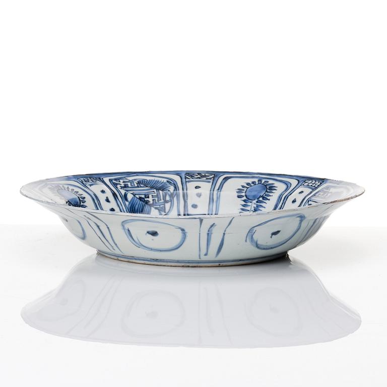 A blue and white four clawed dragon dish, Ming dynasty, Wanli (1572-1620).