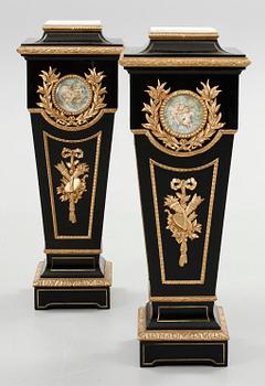 PIEDESTALER, ett par, Louis XVI-stil.