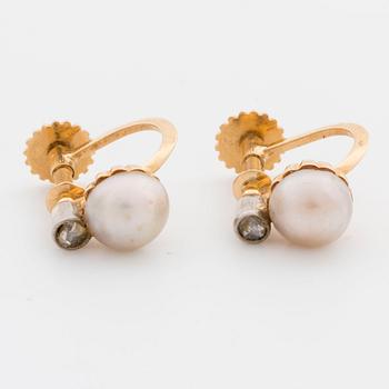 RING and EARRINGS 18K gold with cultured pearls and rose-cut diamonds. Screw fittings.