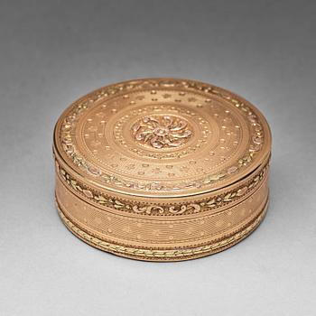 A French late 18th century gold en deux couleurs box, Paris 1791.