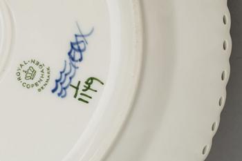 SERVERINGSFAT, 2 st. Porslin, "Musselmalet" Royal Copenhagen.