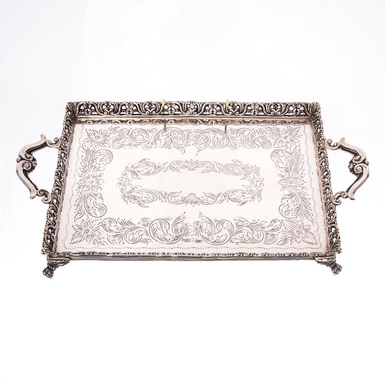 BRICKA, silver, 1900-tal. Vikt ca 1200 g.
