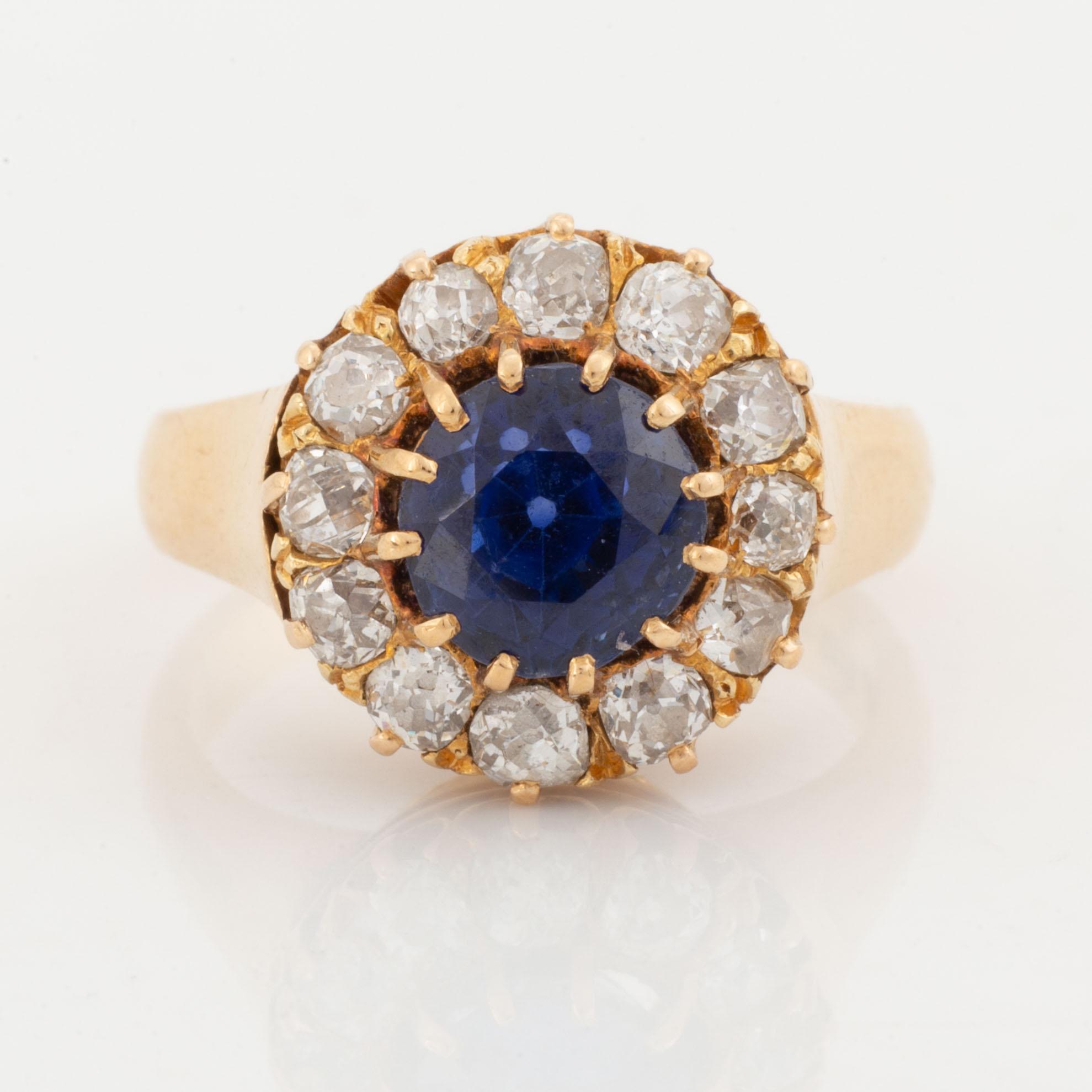 Ring 18K guld med en fasettslipad safir och gammalslipade diamanter.