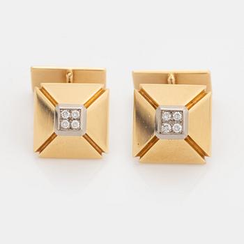 A pair of 18K gold WA Bolin cufflinks set with eight round brilliant-cut diamonds.