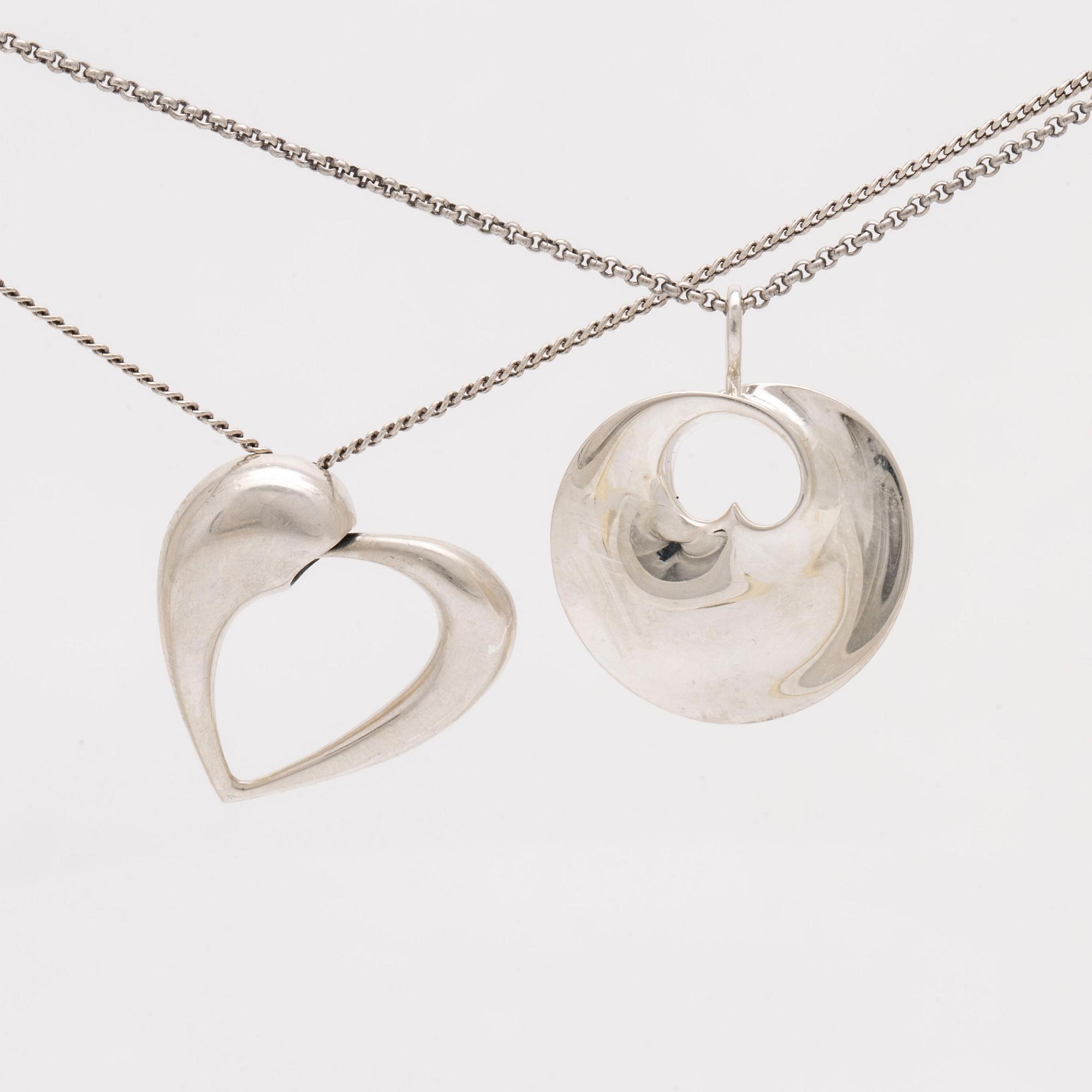 Georg Jensen 2 hängen med kedjor,sterling silver,  "Artist heart" av Karim Rashid, "Hidden heart" av Torun Bülow-Hübe.