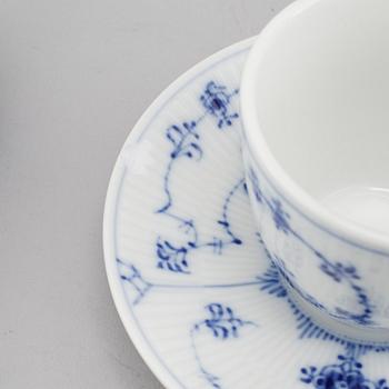 76 pieces of porcelain tableware from Royal Copenhagen in Denmark, model "Musselmalet", second half of the 20th century.