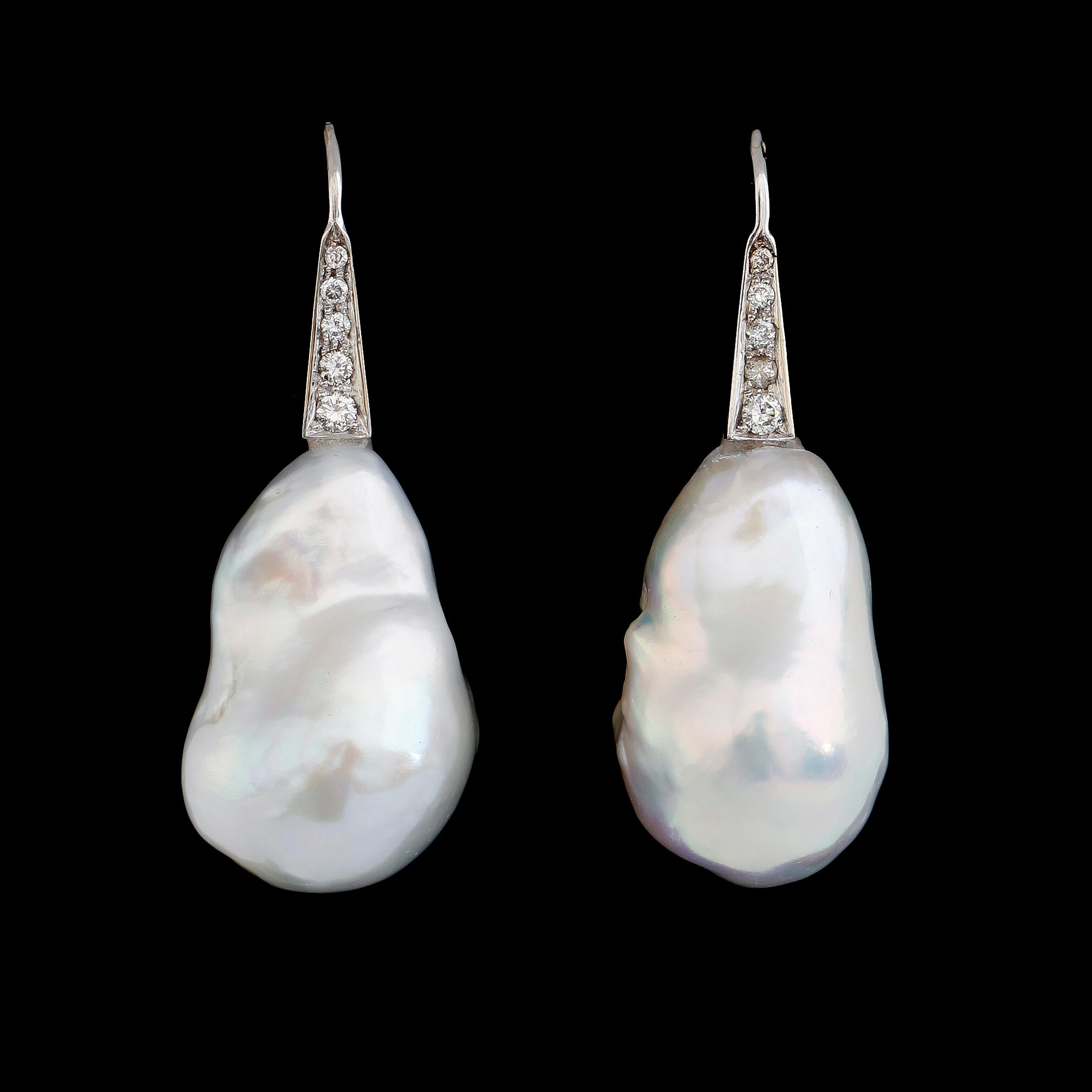 ÖRHÄNGEN, 1 par, 18 k vitguld, odlade pärlor, briljantslipade diamanter tot 0.24 ct.