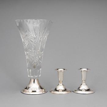 VAS OCH LJUSSTAKAR, 1+ ett par, silver och glas, 1900-tal.