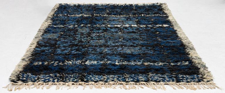 Viola Gråsten, rug, "Skogstjärn", approx. 240 x 155 cm.