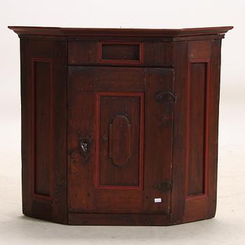 HÖRNSKÅP, allmoge, 1800-tal.