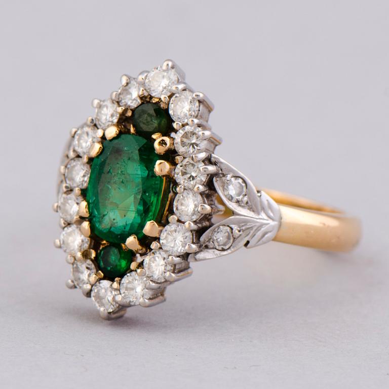 HALSSMYCKE, ÖRHÄNGEN och RING, fasettslipade smaragder, briljantslipade diamanter, 18K guld. Tillander 1984.