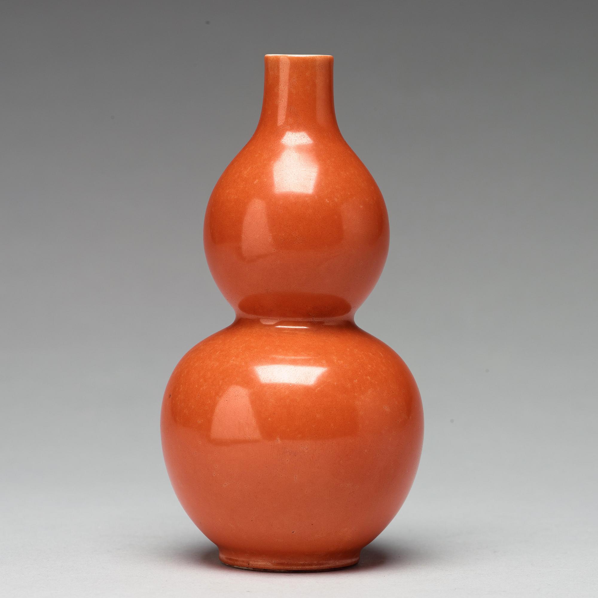 VAS, porslin. Qingdynastin, med Jiaqings märke (1796-1820).