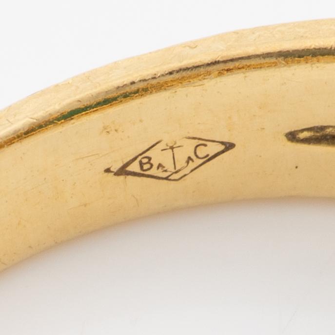 Ring, 18K guld med cabochonslipad smaragd och rubiner samt briljantslipade diamanter.