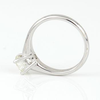 RING, enstenring, 18K vitguld med briljantslipad diamant, 0,90 ct. Vikt 4,14 g.
