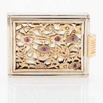 Boucheron puderdosa silver med fasettslipade rubiner.