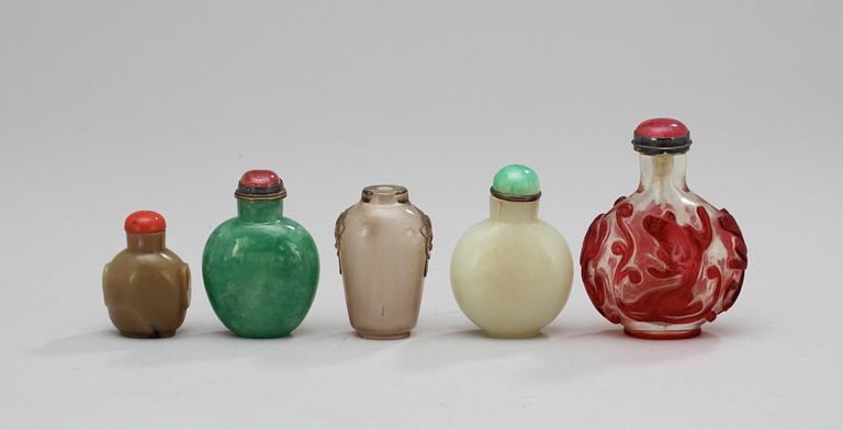 SNUSFLASKOR, 5 st, glas och sten. Kina, 1800/1900-tal.