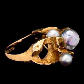 A BJÖRN WECKSTRÖM RING, cultured pearls, 18K gold. Lapponia 1973.