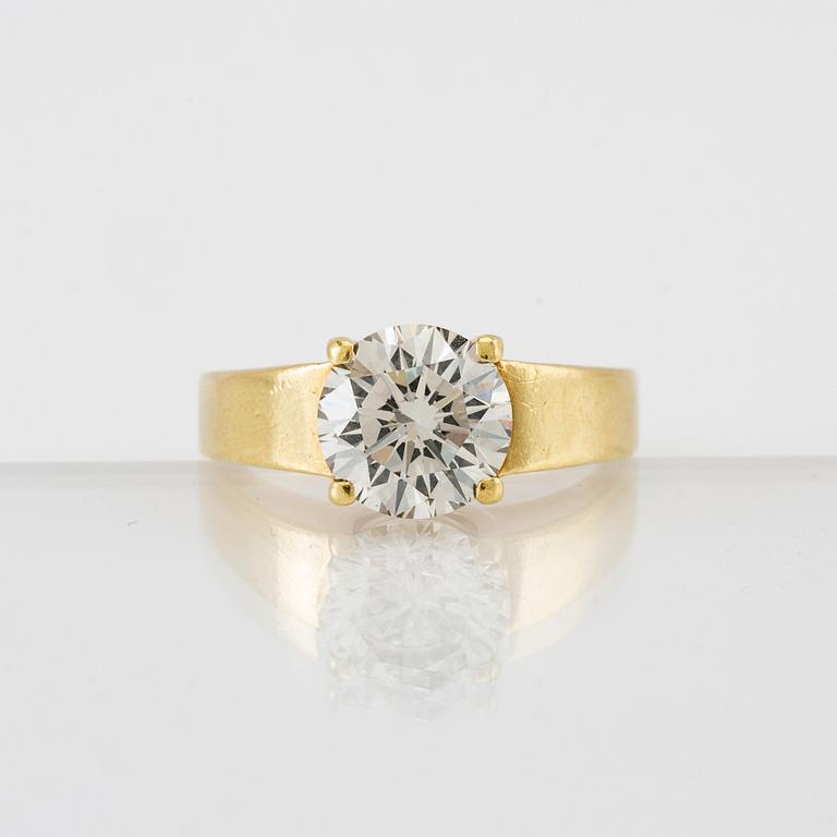 An 18K gold solitaire ring set with an approx. 2.14 ct round brilliant-cut diamond.